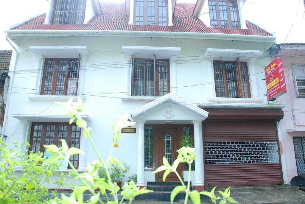 Leelu Homestay Kochi Eksteriør billede